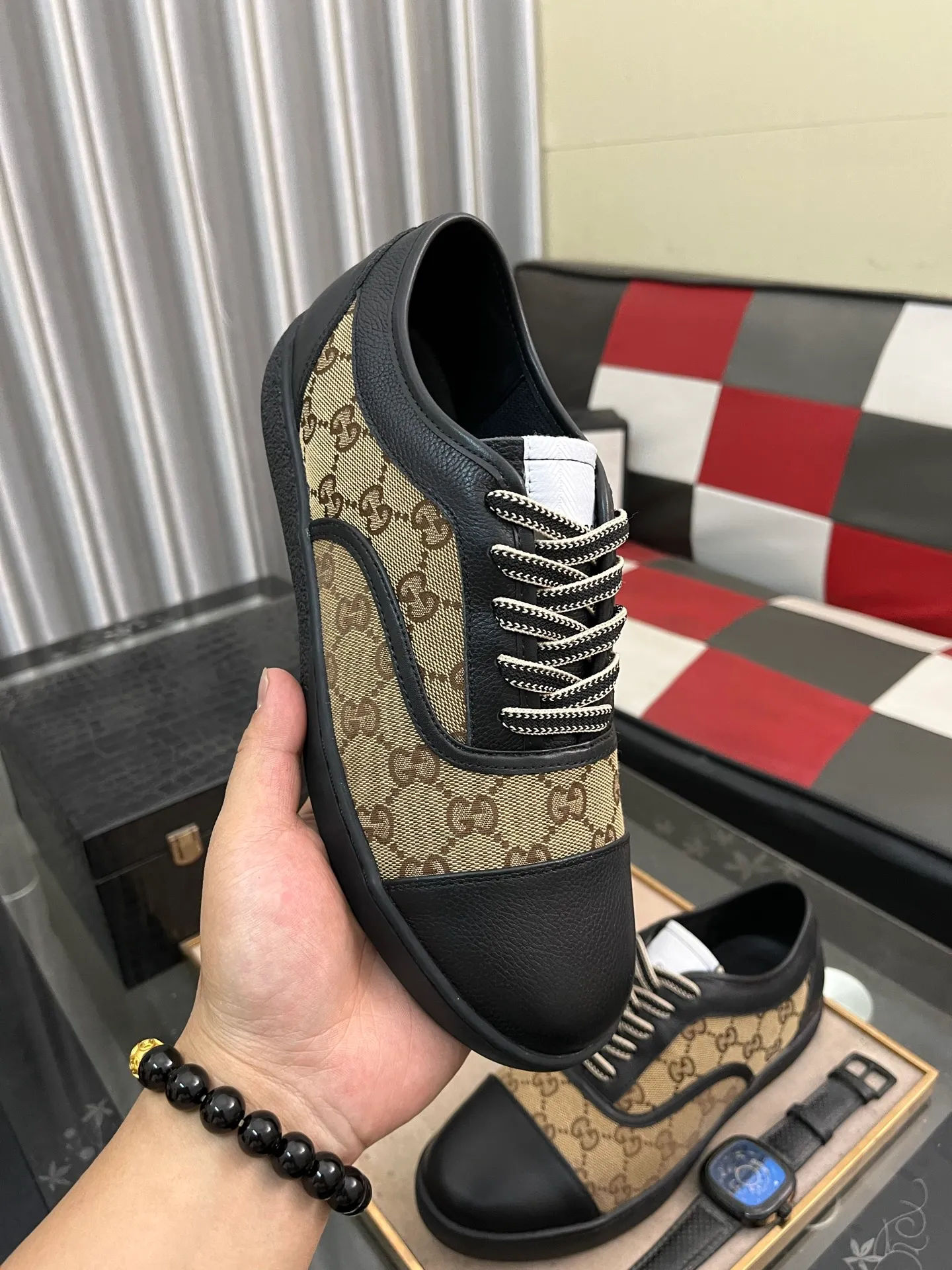 Men's shoes💰400⌚️⌚️[GUCCI] Gucci men's casual shoes are absolutely popular🔥The ultimate matching item for trendy men! The charm of super texture is unstoppable. This is the main recommendation. The upper is made of high-quality cowhide, with pig lining feet and wear-resistant rubber sole. It is noble and elegant! Extremely comfortable🎁🎁You can be as handsome as you want💪 Available in sizes 38-44 and 4️⃣colors available
